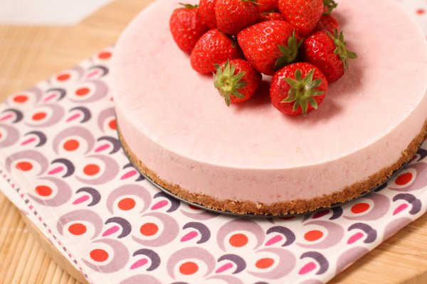 cheesecake-glacé-à-la-fraise-frozen-strawberry-cheesecake-1-of-1-2