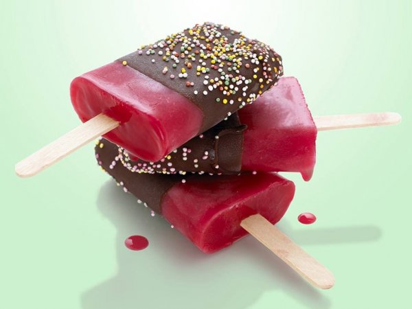 Raspberry-and-Chocolate-Ice-Lollies