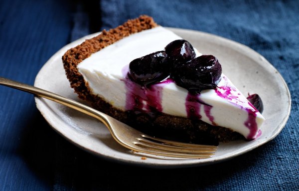 yogurt-pie-with-grape-and-black-pepper-compote