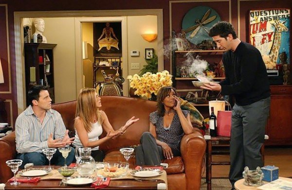 tv-inspired-decor-what-the-friends-apartments-would-look-like-today-1860761-1470439232-640x0c